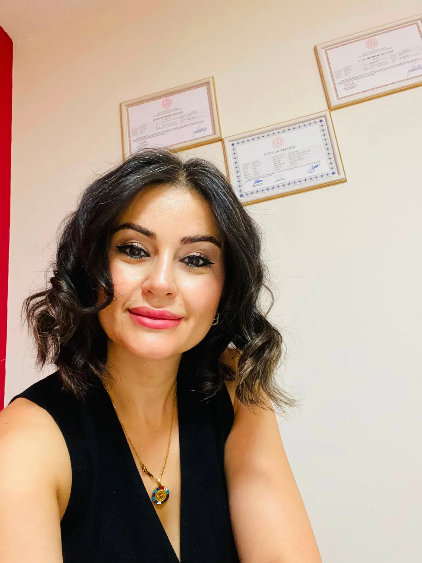 Semiha Çınar, merkezindeki belgelerin önünde